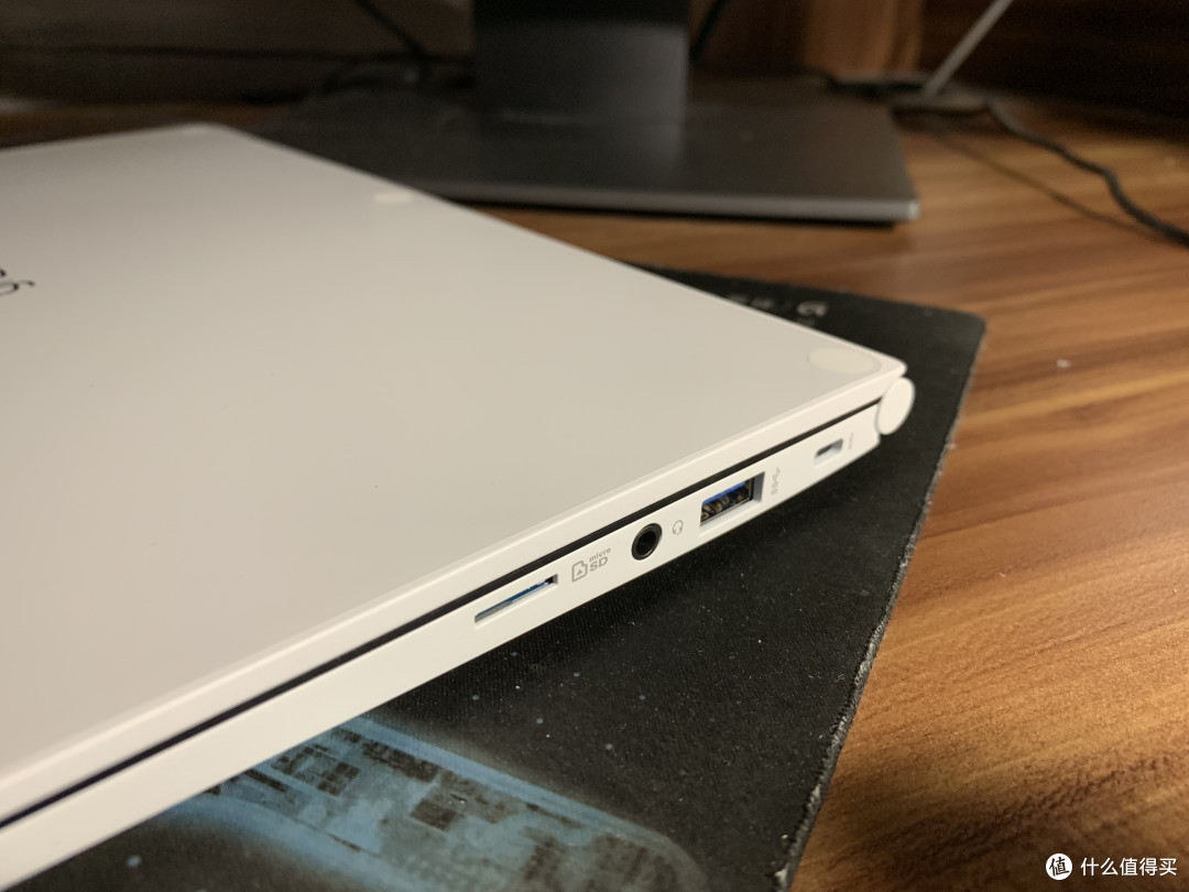右侧接口分别是SD读卡器,耳机接口和一个USB3.1