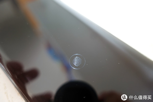 只有触摸，和在其上方1.5厘米内才会出现这个图标。个人认为加600块钱加屏幕指纹和2G内存还是很值的。