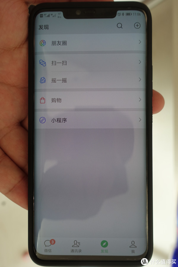 这样看也没什么事只是有一点折射光。去售后贴膜的时候问他们说已经解决了，我这个是9102年1月出厂的相信他们吧。
