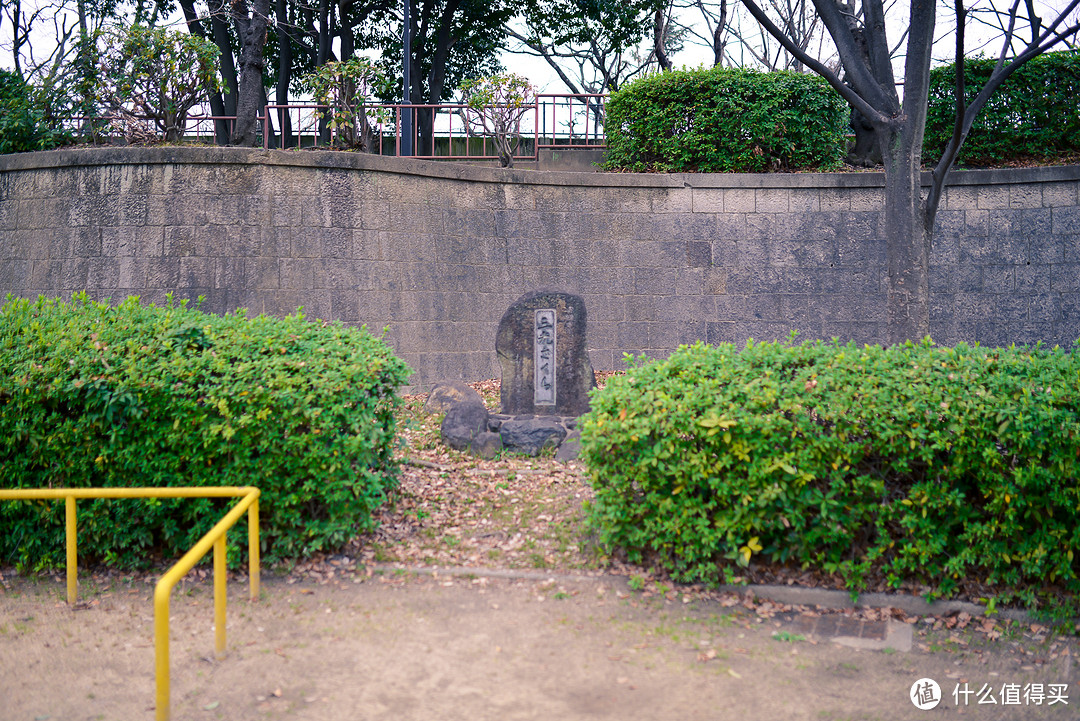 三光神社后院出去的空地。