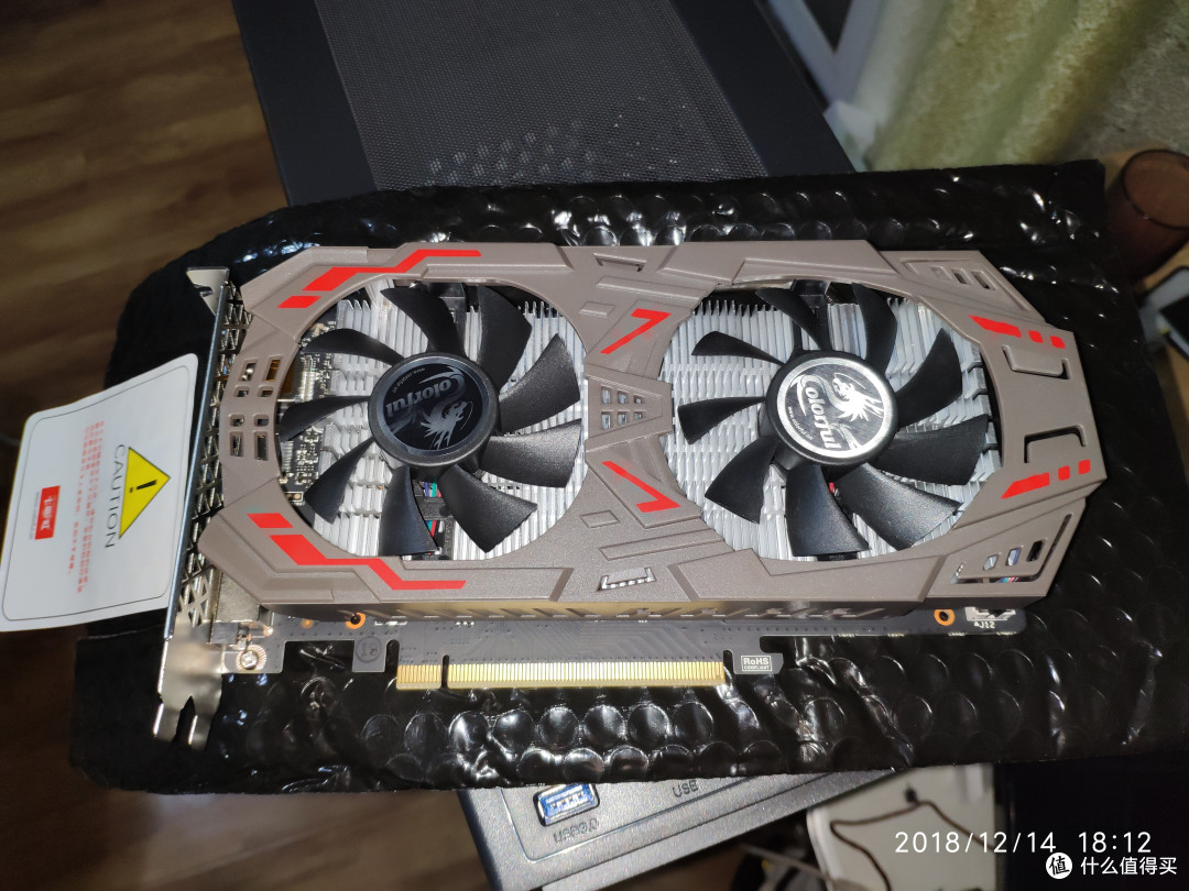 拿在手上感觉显卡原来这么小的啊