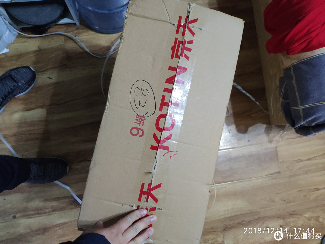好家伙,这么大一个箱子,自提点过来一公里路呢,搬得蛮累的