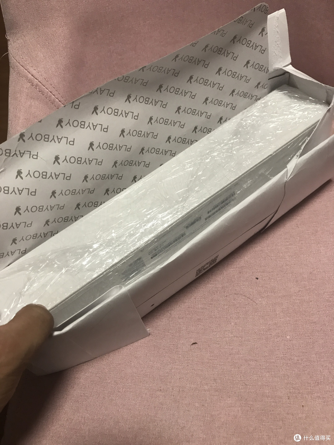 撕开纸袋,原盒露出来了