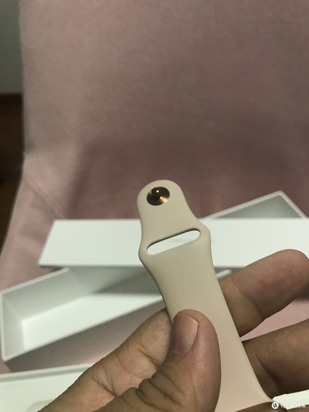 取出手表,表带很新