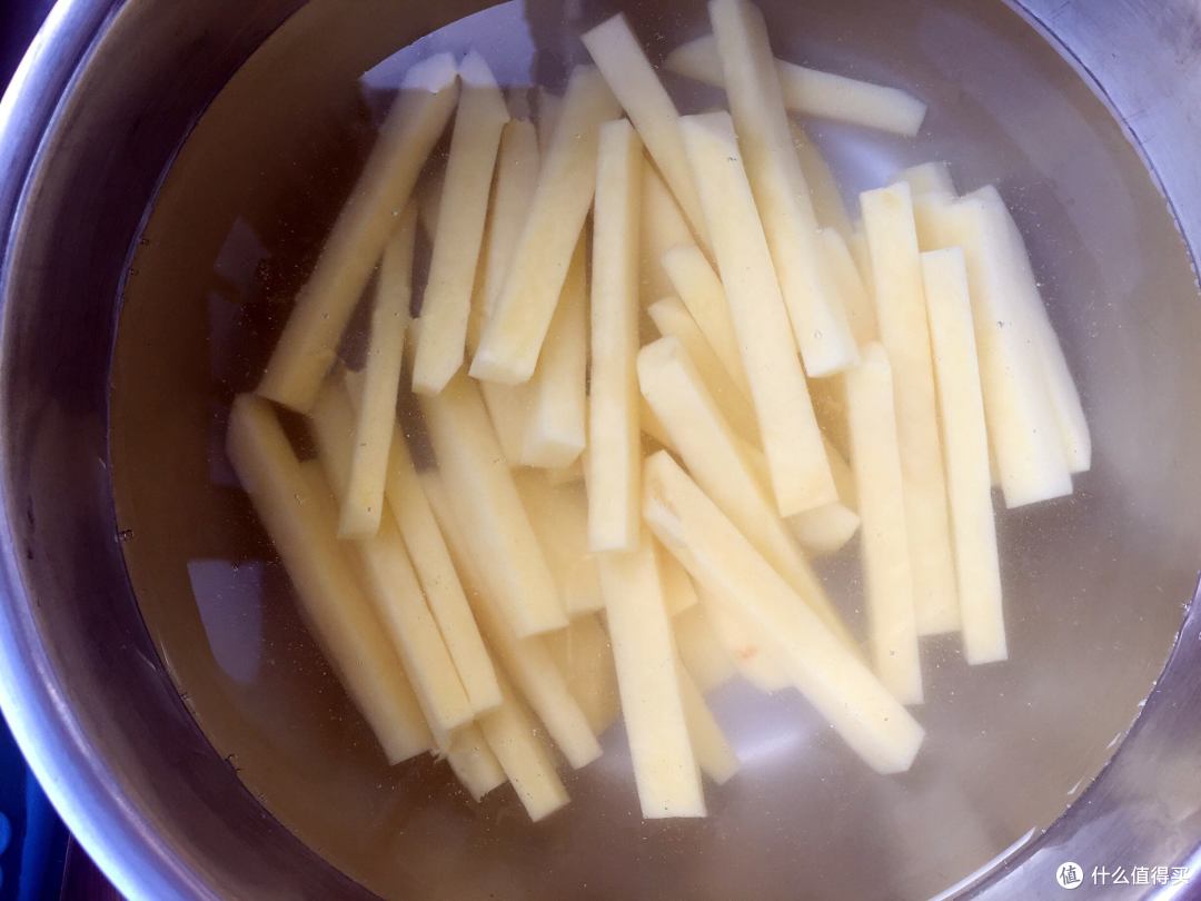 炸土豆时可不要直接下油锅,多几个步骤,炸出来的更香更脆!
