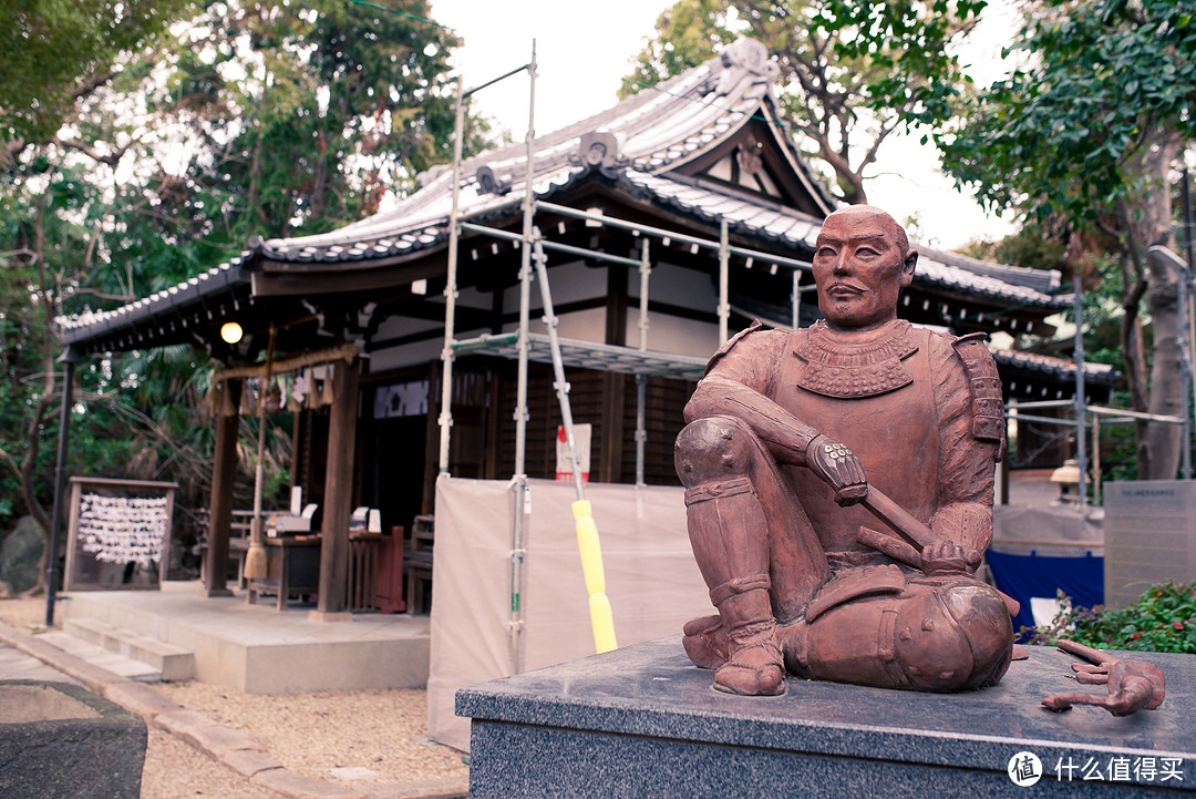 真田幸村公的雕像，手和膝盖锃亮，应该是经常有人来摸一摸幸村的手。