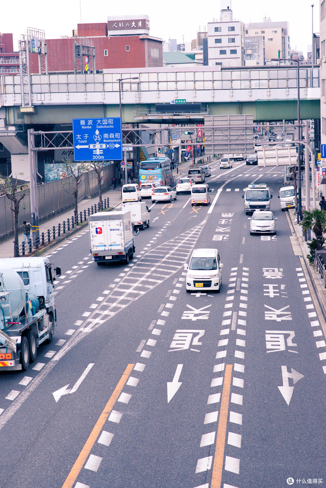 从过街通道上面向下看日本的街道。其实这么多天看到的过街通道真的不算多。基本上都是红绿灯还有地铁的地下通道。