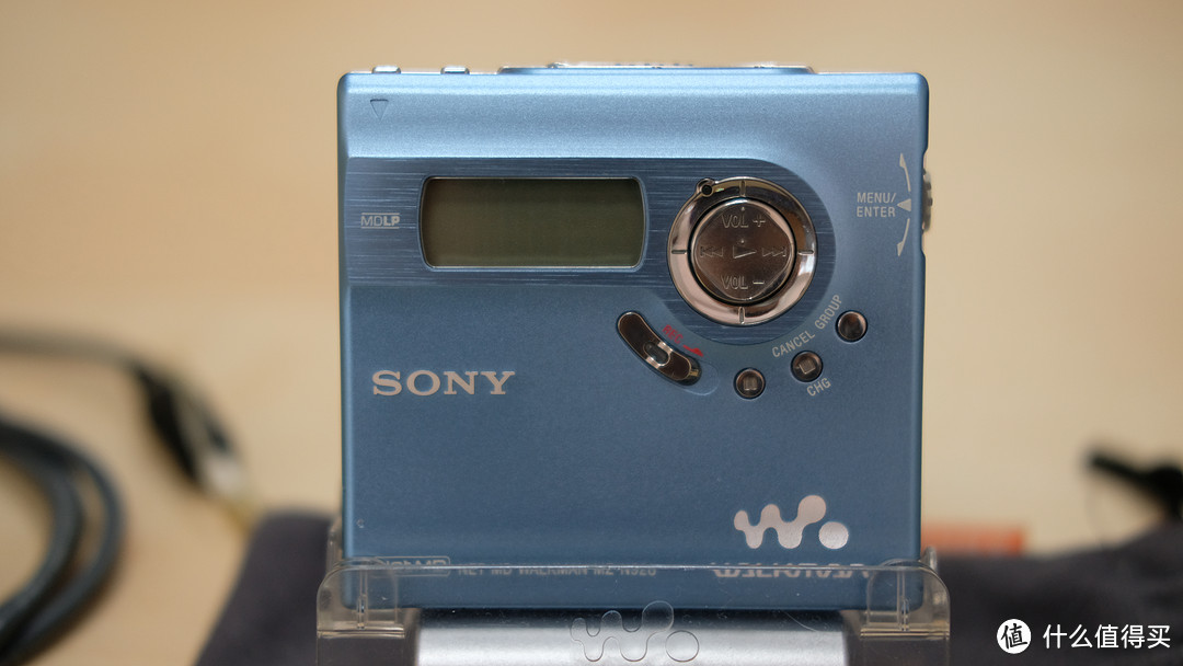 机身正面，SONY的Logo和Walkman的Logo非常显眼，在当年不亚于那个被咬了一口的苹果