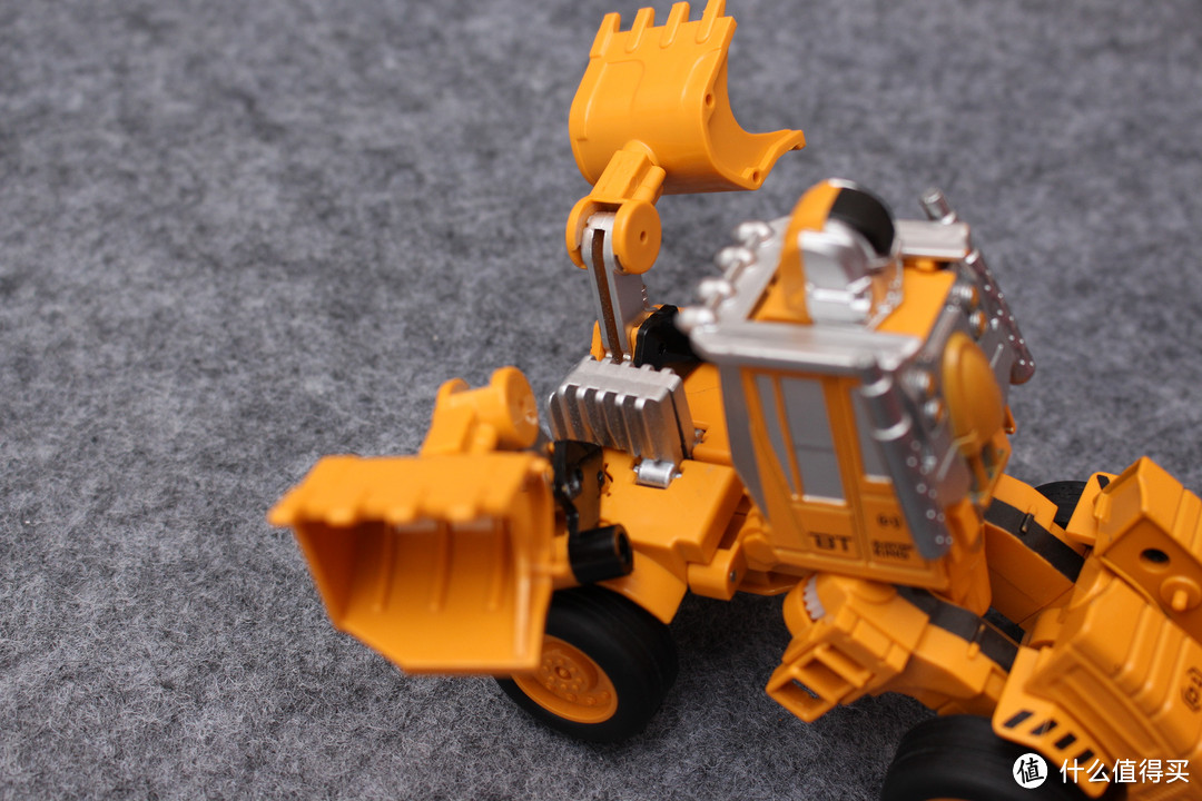 变形工程战甲玩具，它的名字叫捷速钢爪