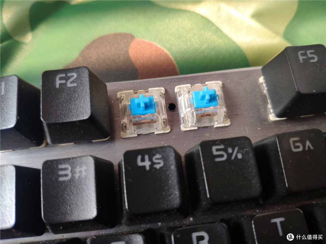 键盘的固定方式很简单,直接就是螺丝拧在键盘底座的模具上,不过有些是