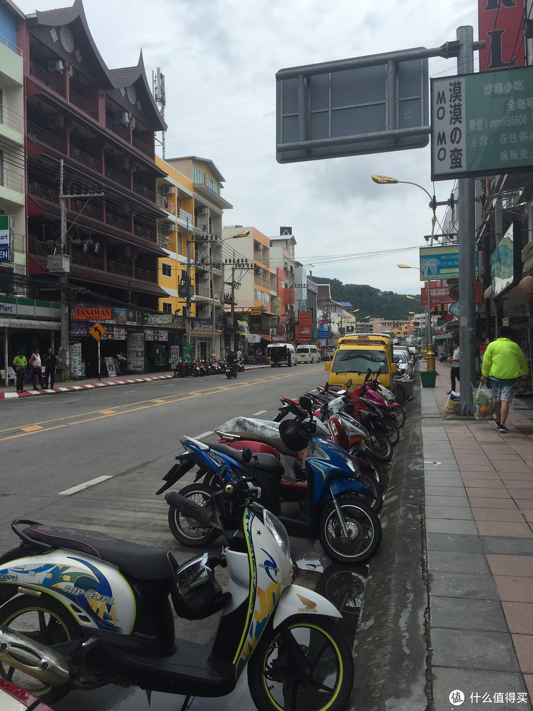 沿街的摩托车，有很多租赁的店面