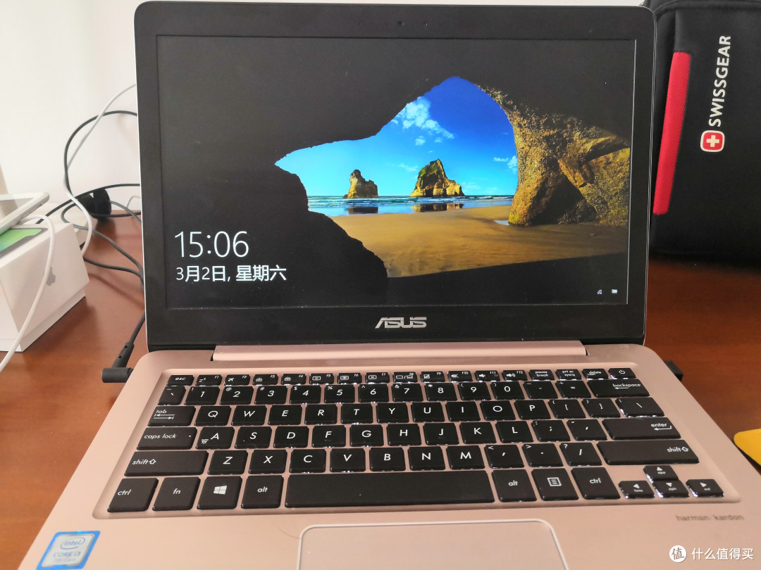 13.3寸的屏幕,有环境光亮度调节,键盘灯是白色的很柔和
