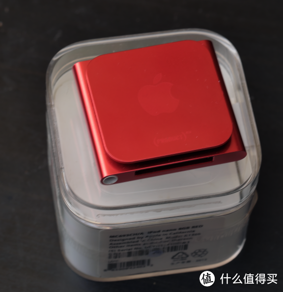 背面，夹子上的苹果Logo和Product RED