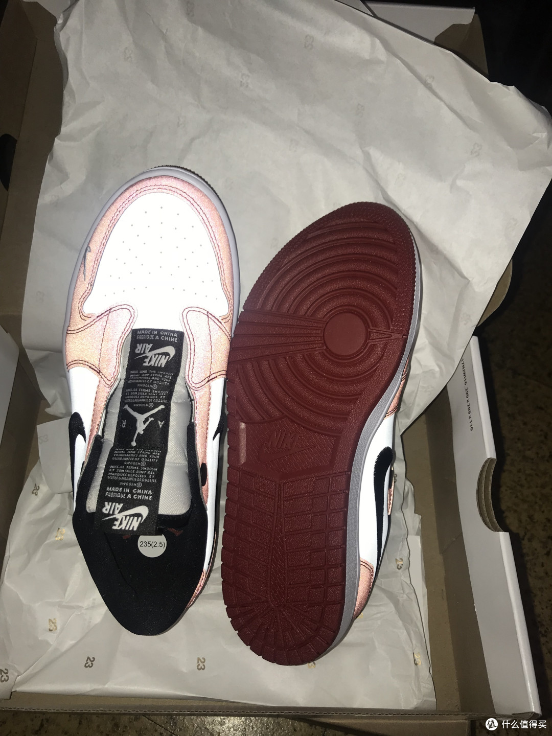 芝加哥 AJ1 Low， 自带隐藏属性全身 3M 反光
