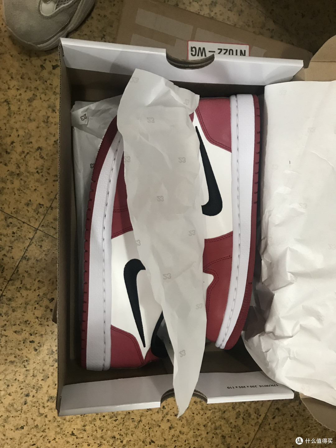 芝加哥 AJ1 Low， 自带隐藏属性全身 3M 反光