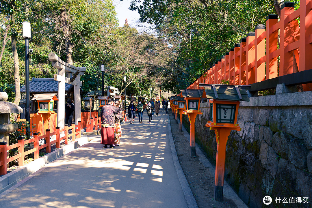 这一条路两边排列了很多小神社，都是属于八坂神社的范围内。其中刚刚我看到的刃物神社，就是祭祀刀的。那些御朱印只可以买单张纸的。不能写在御朱印账上。