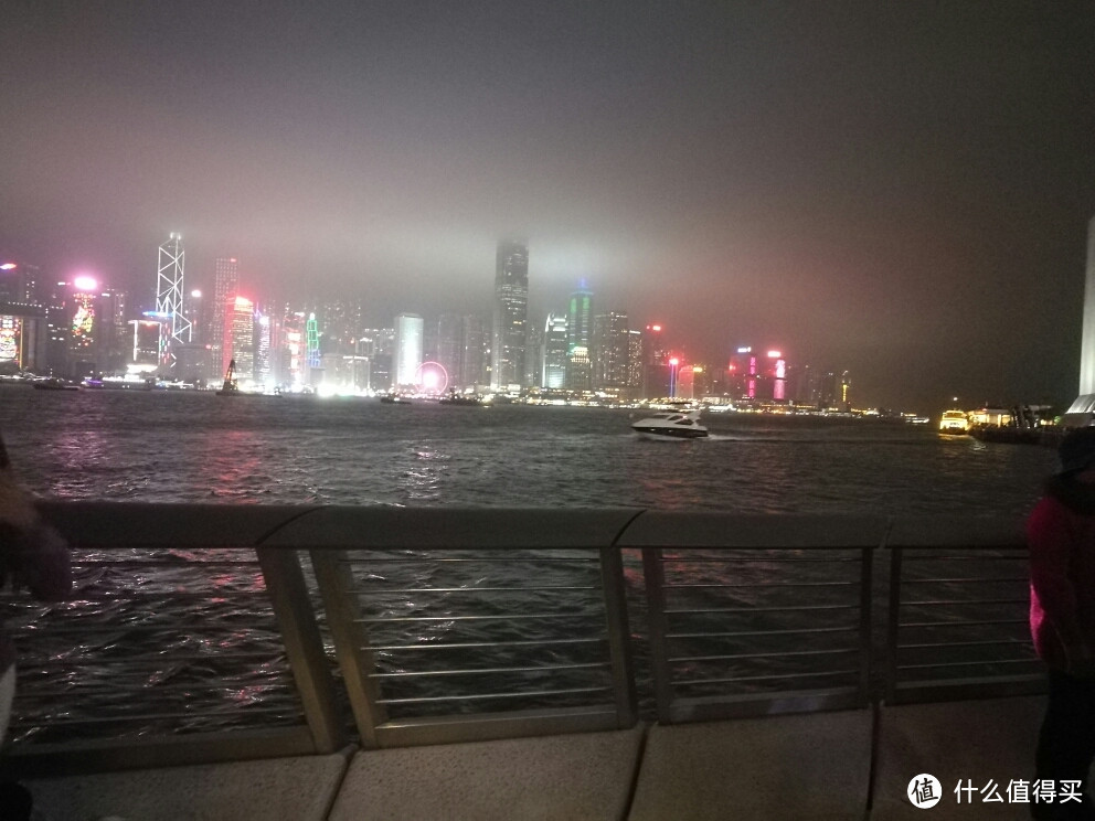 雾中的维湾夜景