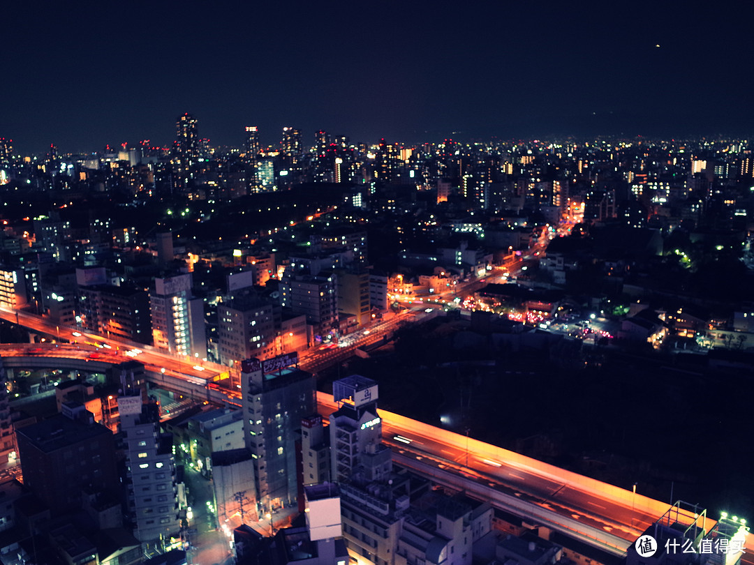 通天阁下面的夜景。