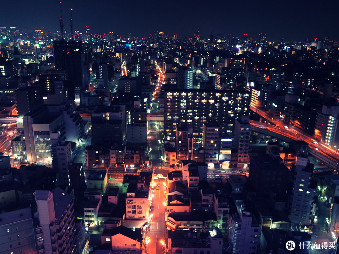 通天阁下面夜景。有几个不同的岔路。