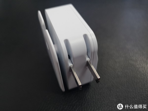 充电器的四角很圆滑，绕线槽的宽度大约是5mm左右