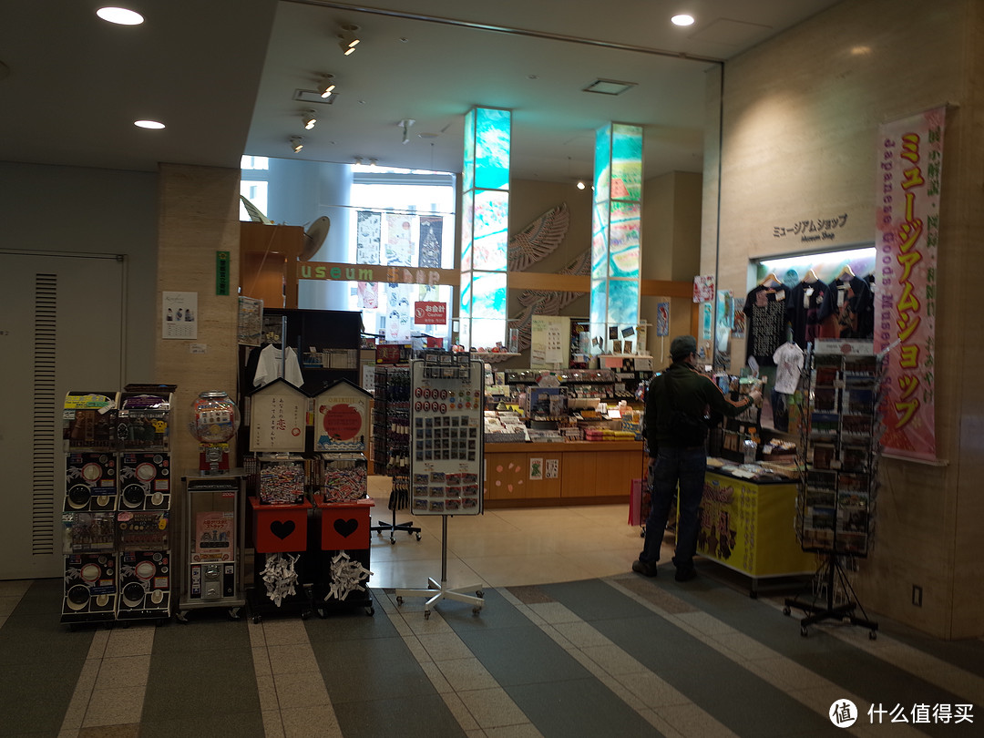 门口就是个纪念品小商店了。其实不少也和天守阁的类似，都是些战国武将的东西，加上一些大阪历史博物馆专属的一些历史性质的纪念品。