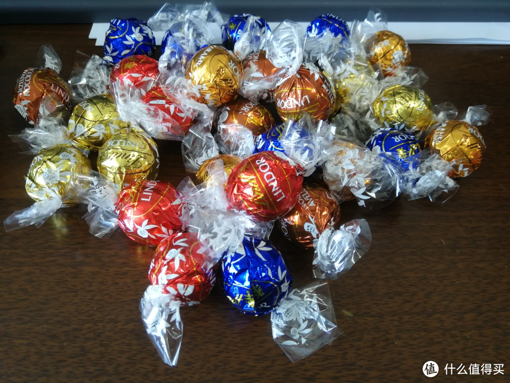 一个个五颜六色的巧克力球，看起来赏心悦目。