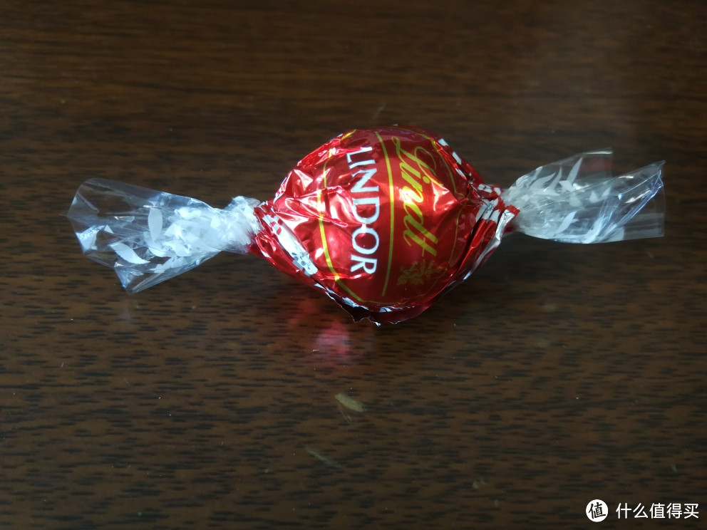 红色的巧克力，不知道是啥口味，包装上标明一下就好了。