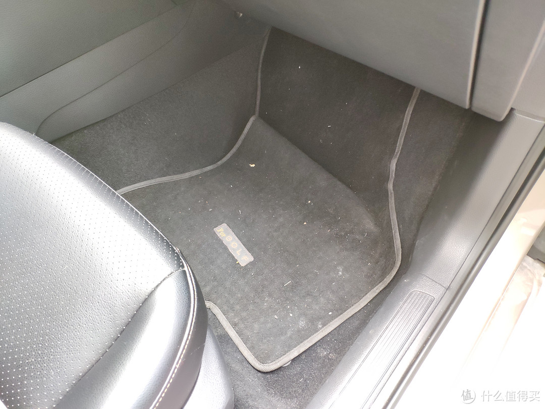 副驾的地板上虽然有凸起的卡扣，但是脚垫没有开孔导致不能固定