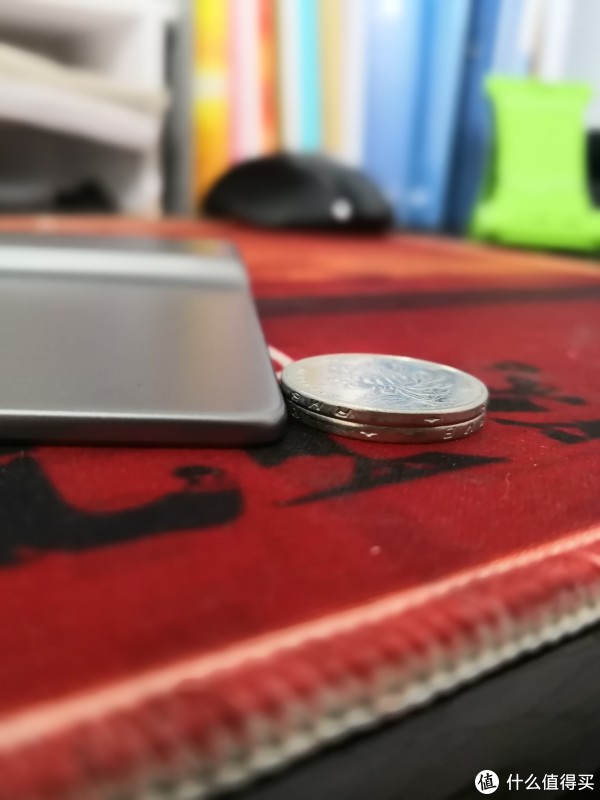 比两枚硬币薄