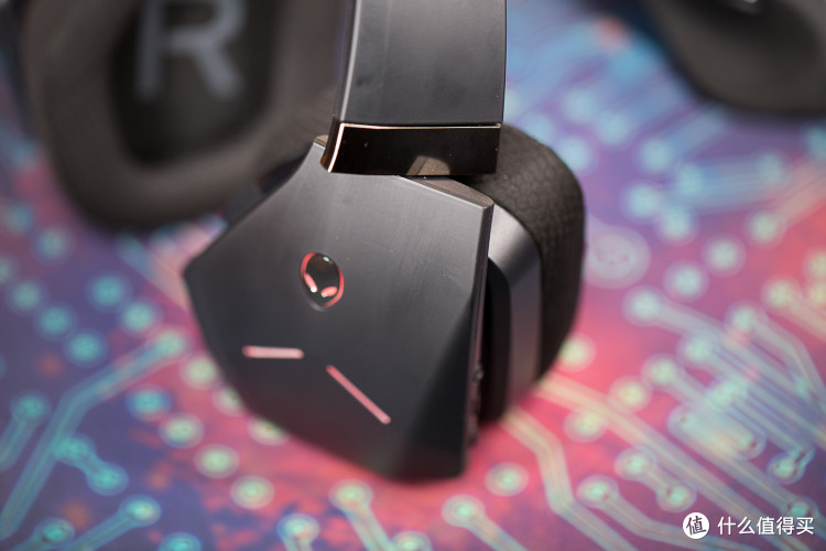 除了颜值出众1988元的外星人AW988无线游戏