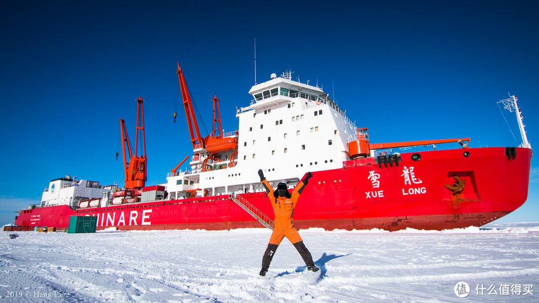 正在南极海域破冰作业的“雪龙”号科考船