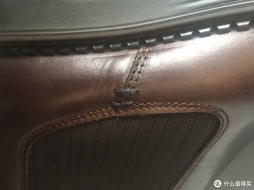鞋子内侧在松紧带连接处两块皮子装饰性油线，小细节还可以