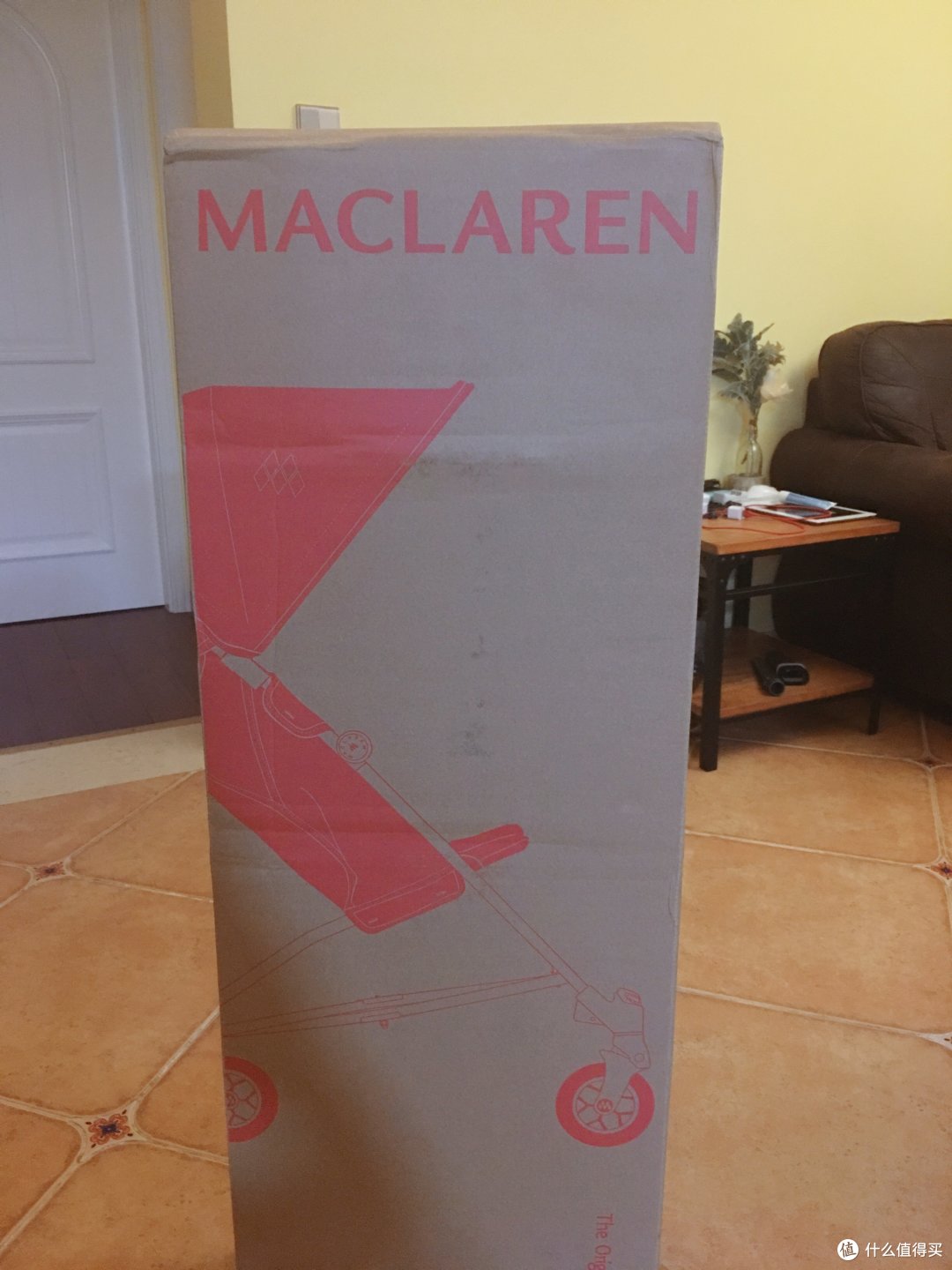 拆开保护膜，看到大大的Maclaren的标识，纸箱略有些褶皱，但是应该不影响