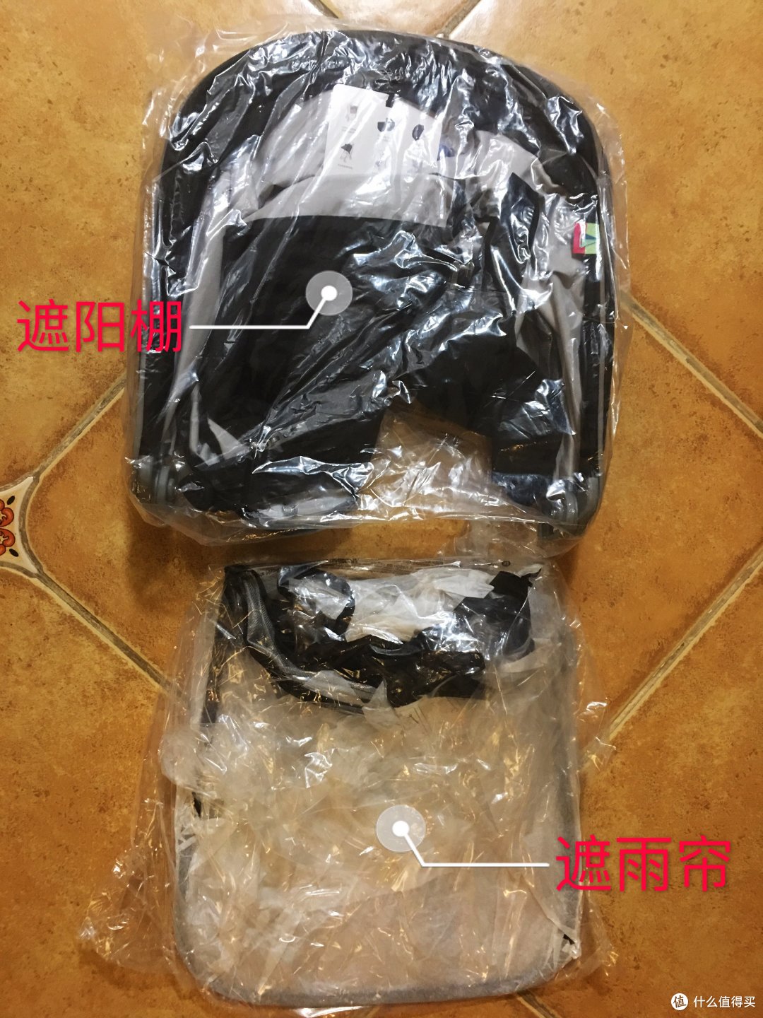 遮阳棚和遮雨帘在一起，对遮雨帘我表示很不解，这玩意儿真的有用吗？小时候在父母自行车钻雨衣，要多闷热有多闷热。