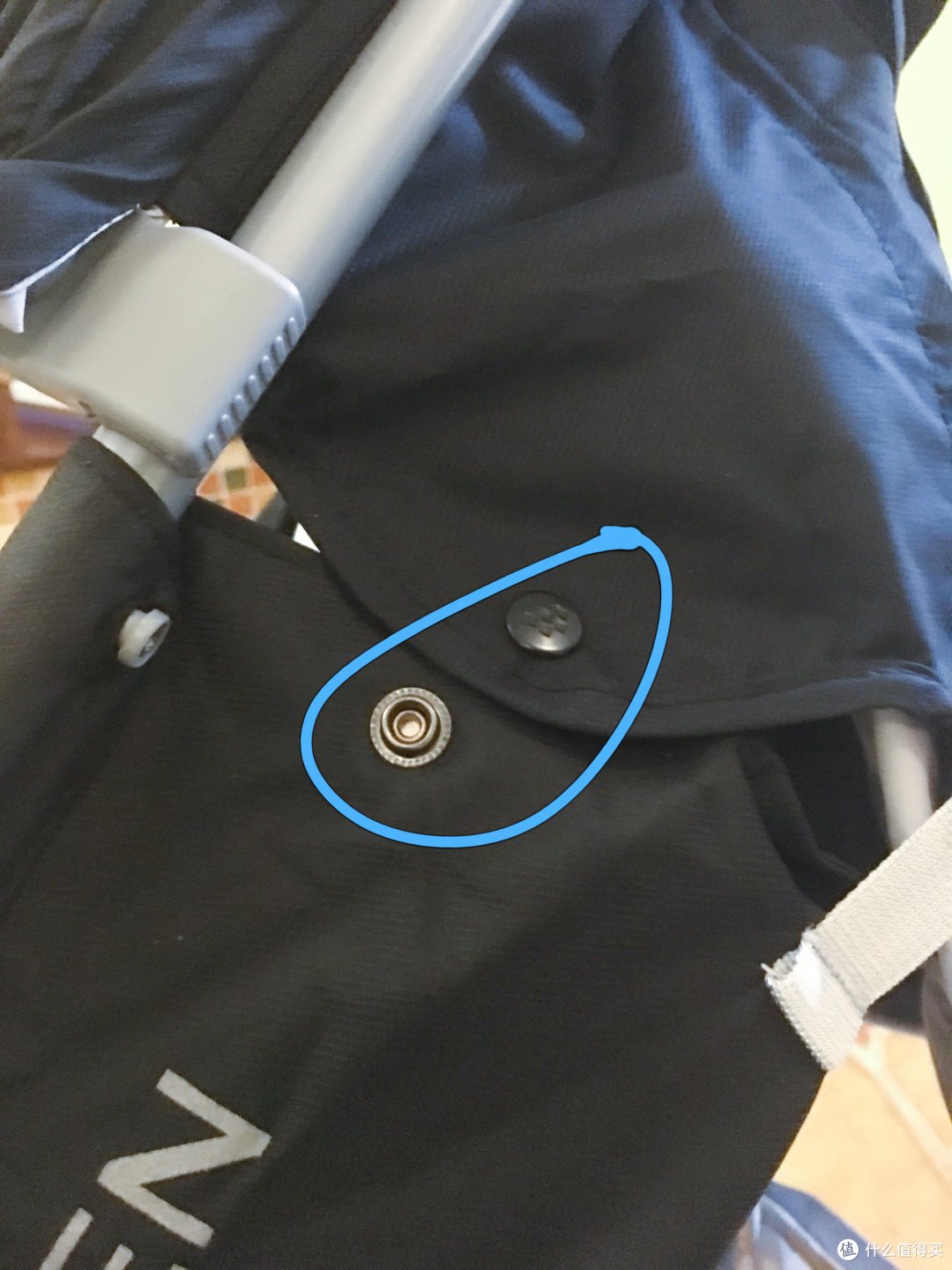 然后搭上搭扣，这个搭扣质量可以表扬下，很不好搭，这样可以保证固定的比较牢固，不会随意松开。