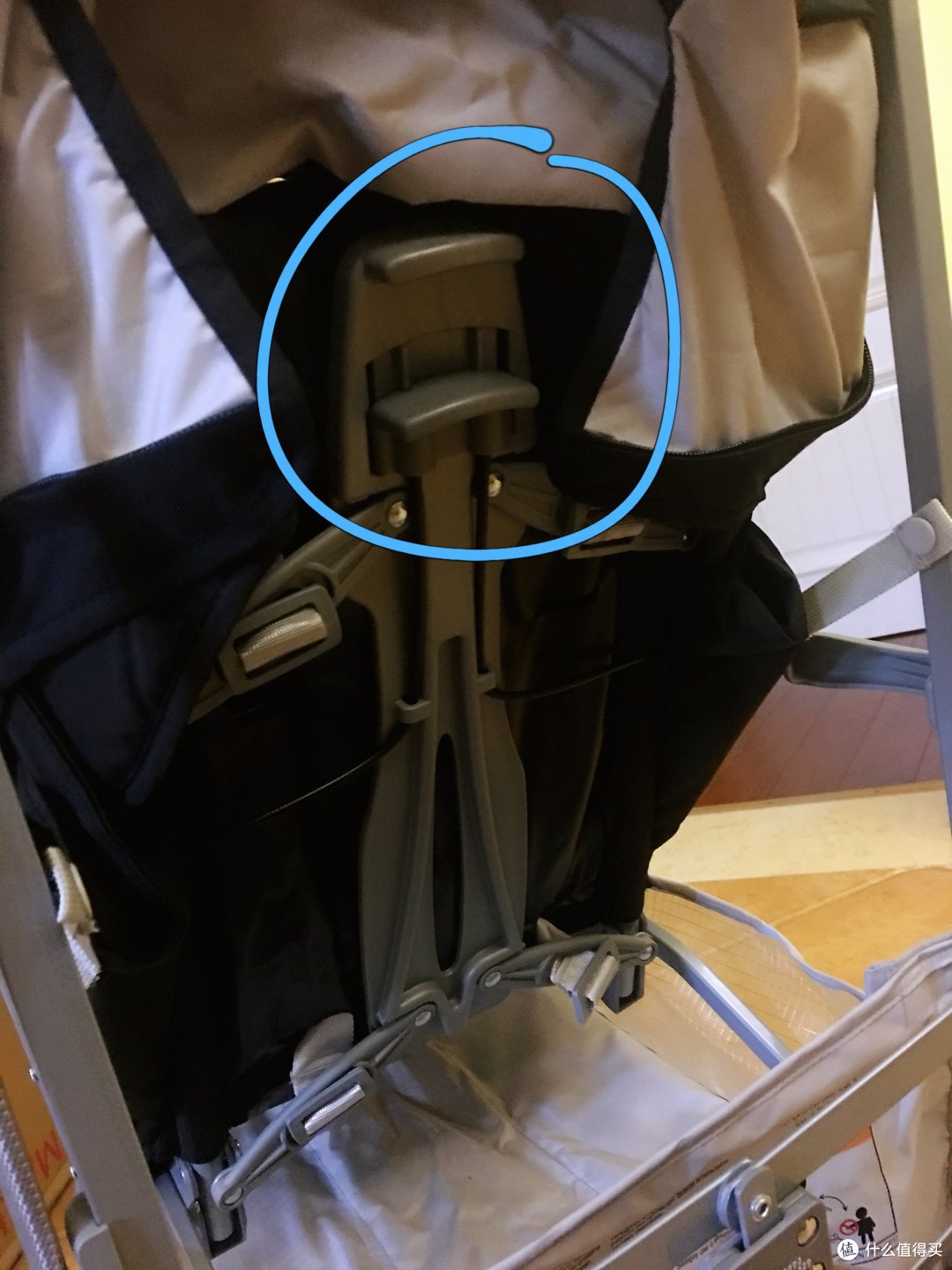 然后在座椅背后的按钮提拉一下，就可以放倒了，角度和食用场景记不清楚了，刚开始应该是是170°的平躺居多。从躺倒的大角度到直立更方便，直接从背后向上推，甚至不用按钮，到了固定角度后会有“咔哒”的一声，就是固定好了