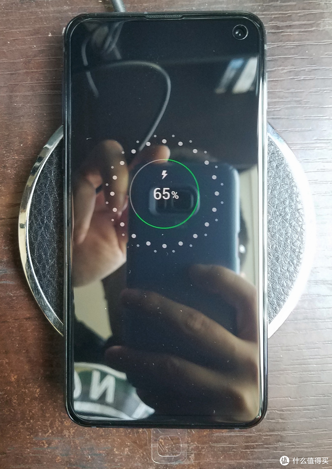 S10e的首次亮屏，无线充电中