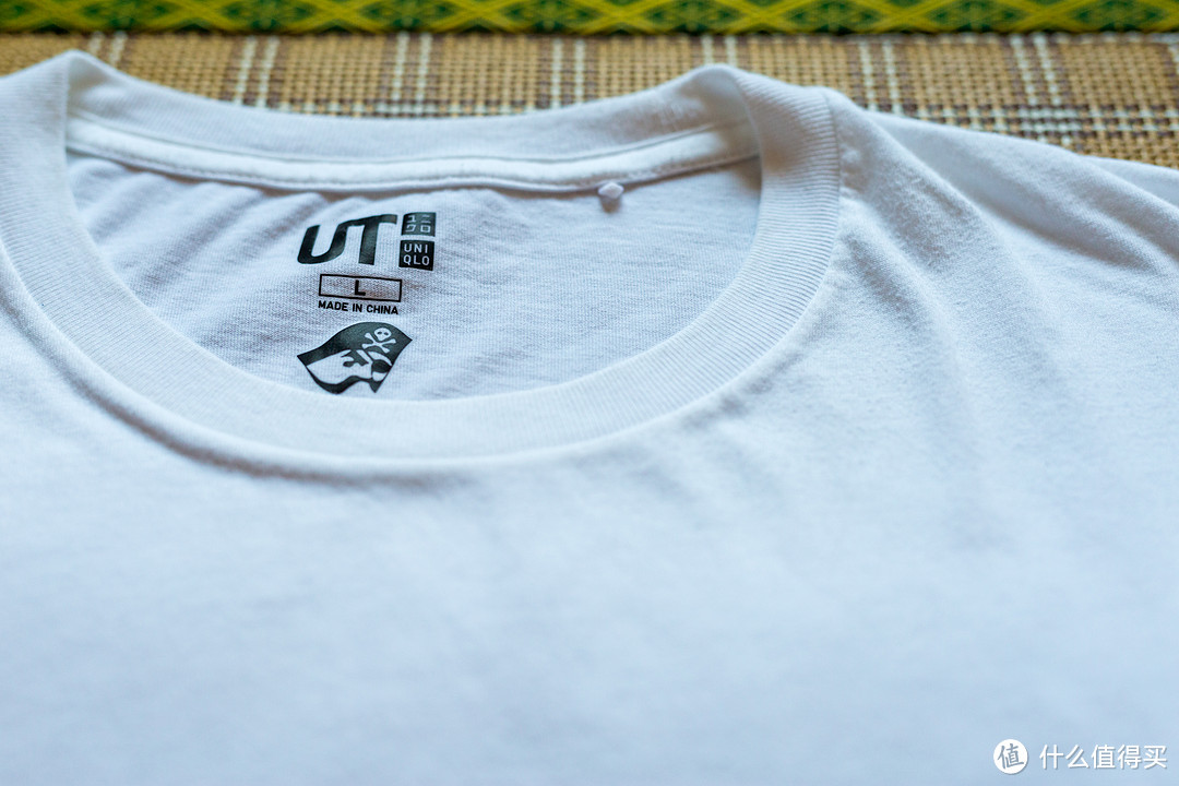 领口处商标，UT的logo