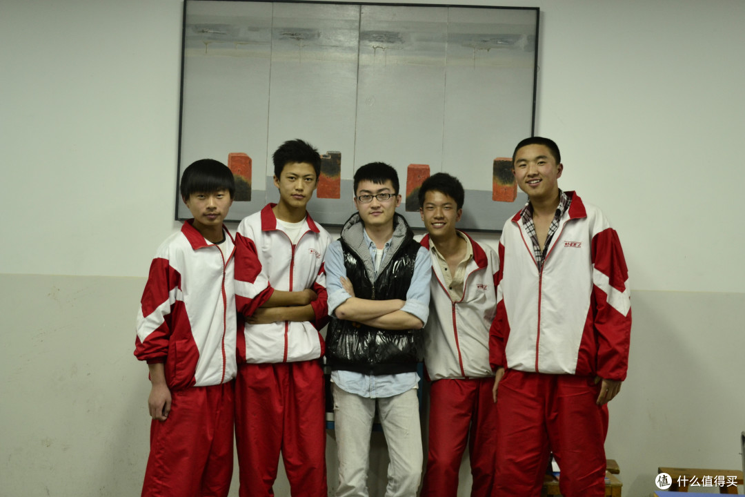 这是我大学实习的时候和学生的照片，感觉我比这帮高一的小子更小子，这帮孩子现在大部分基本都工作两年了