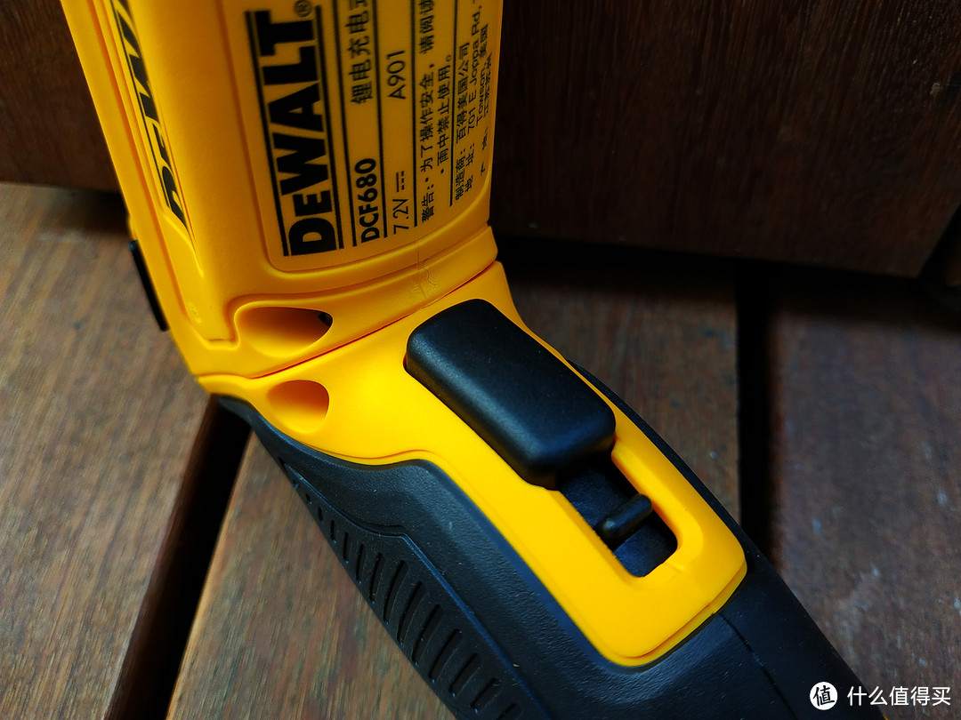 介乎于玩具与工具之间的大牌电动螺丝刀—得伟DeWALT 随心而动初体验