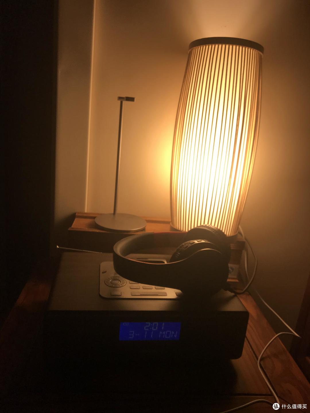 背后的布置，就是日式台灯和收音机，耳机架。台灯光纤不强，从侧后方提供光源，看电影不刺眼