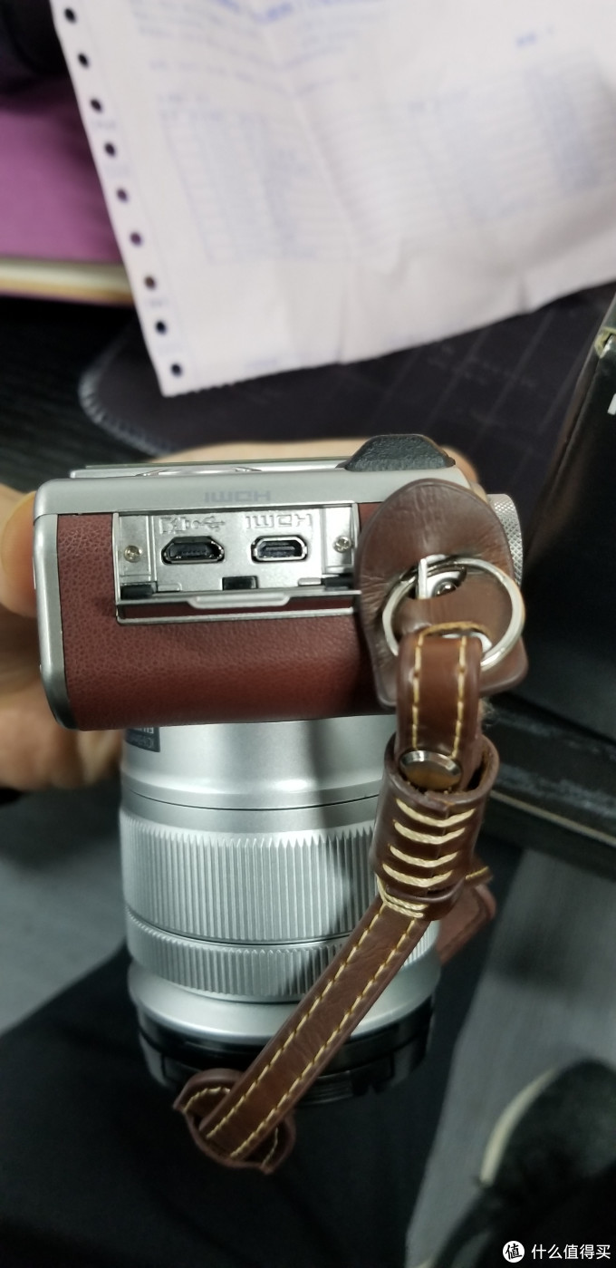 HDMI TYPE D的数据传输口和misco usb的充电口,还配有富士的适配器哦