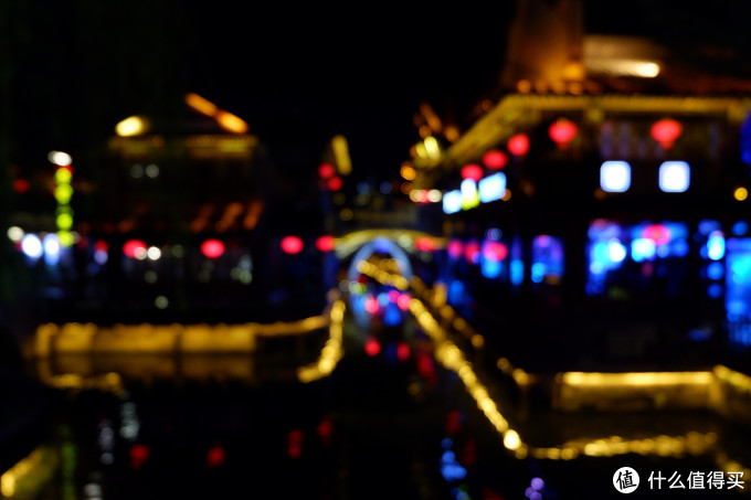 虚焦之后的台儿庄古城 1/30 秒 f/3.5 16 毫米 ISO 2000