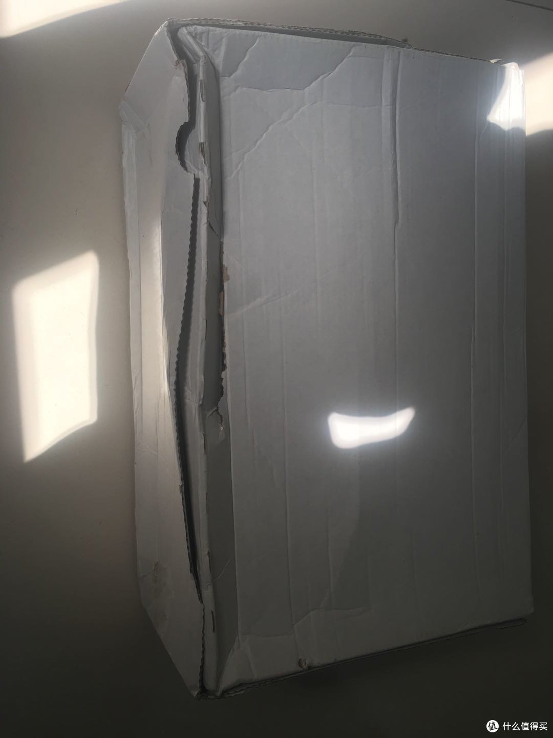 拆开塑料袋，呦这次德亚这么奢侈的配了个保护盒？谁知打开后就是鞋子了，也就说这双他妈的没有原装鞋盒！！！！我的原装鞋盒呢？？？