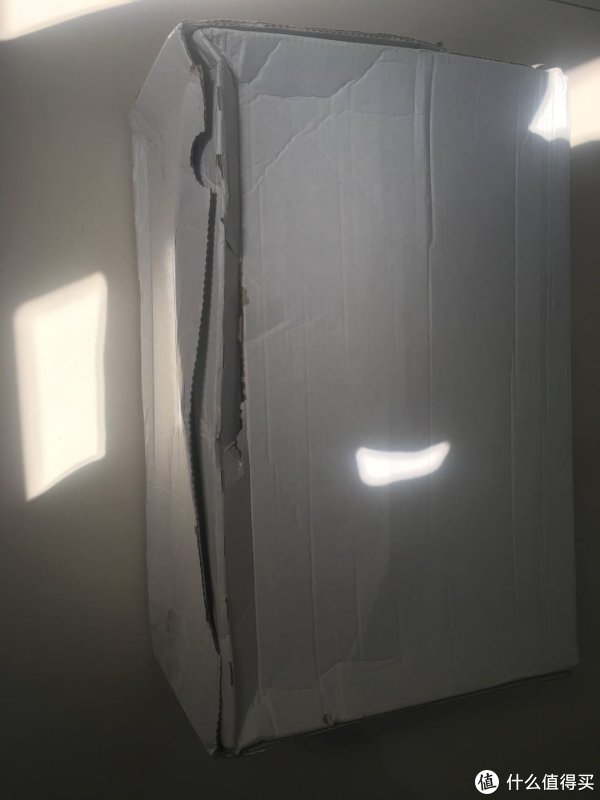 拆开塑料袋，呦这次德亚这么奢侈的配了个保护盒？谁知打开后就是鞋子了，也就说这双他妈的没有原装鞋盒！！！！我的原装鞋盒呢？？？