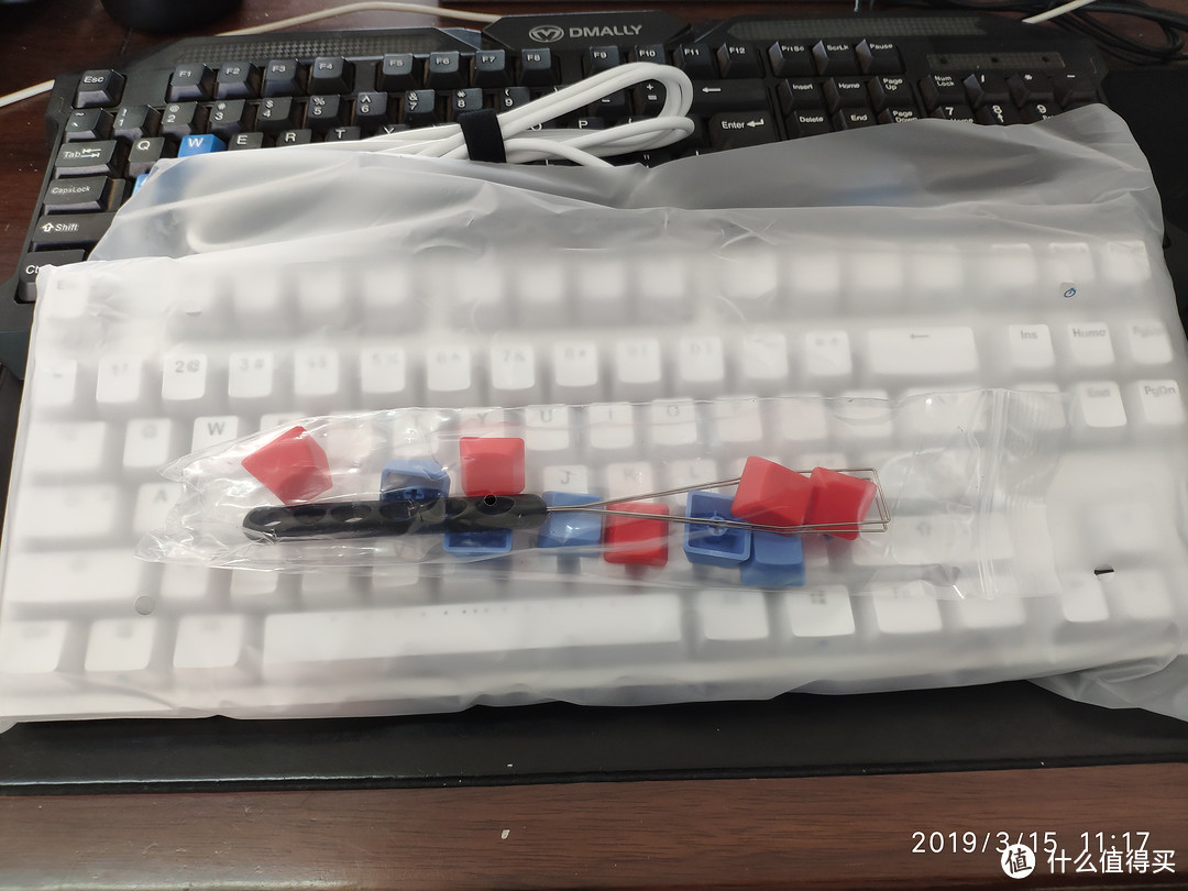 附送的拔键器、10个红蓝键帽（做工一般），拔键器和3108的差不多，都挺软。
