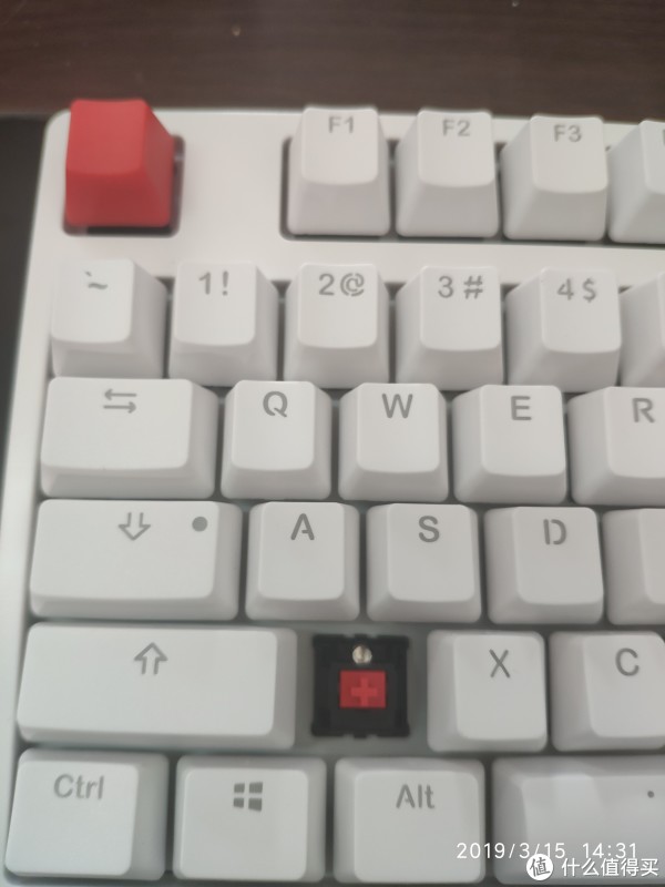 验明正身，红轴反装，上方是加设的LED灯珠。