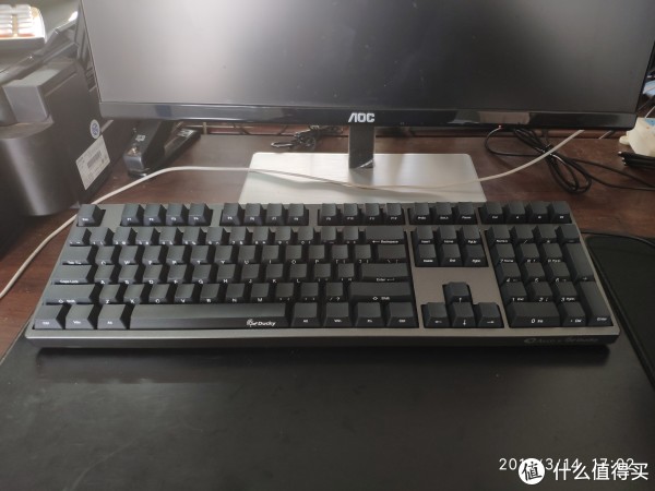 ducky3108的整体，黑色还是很耐脏的，侧刻也比较有个性，正面向下看是看不到字符的，侧刻不影响打字。