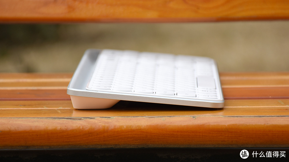 科技宅的无线材桌面方案丨米物蓝牙双模键盘