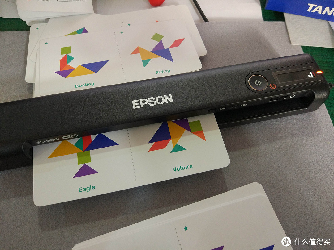 轻巧便携的 Epson ES-60W A4 WIFI便携馈纸式扫描仪